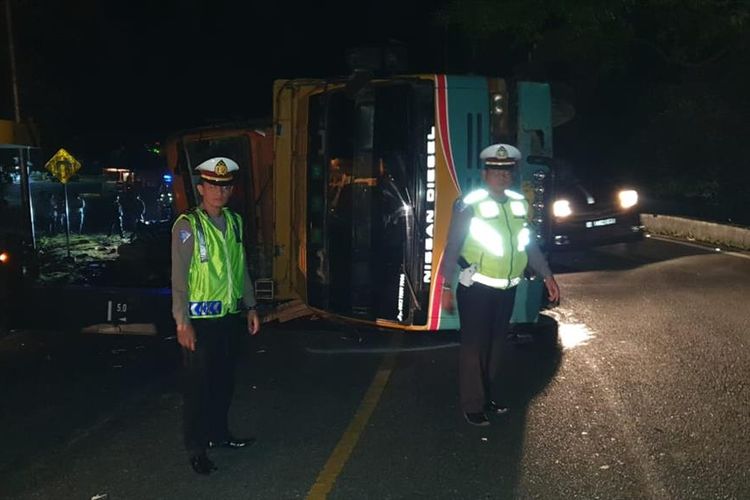 Truk pengangkut aspal terjatuh dari truk trado yang kemudian menghantam mini bus., Rabu (7/8/2019). (Dok: Polres Padang Pariaman)
