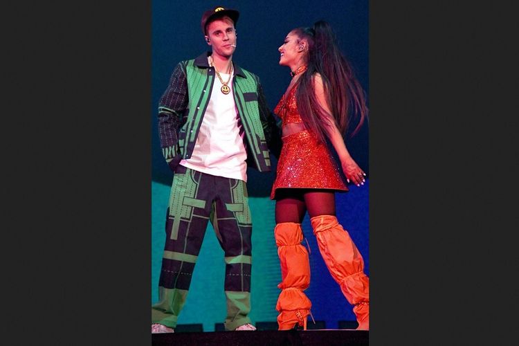 Justin Bieber membuat kejutan di Coachella dengan bergabung di panggung bersama rekannya, Ariana Grande, Minggu (20/4/2019).