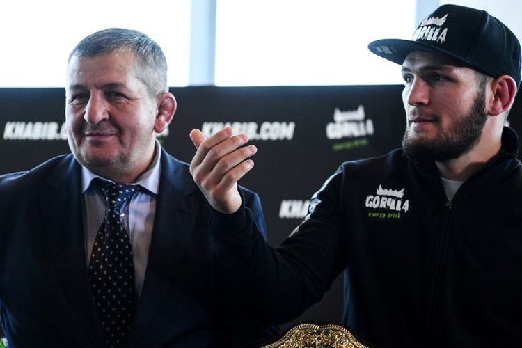 Khabib Nurmagomedov bersama sang ayah dalam jumpa pers di Moskwa, 28 November 2018. 