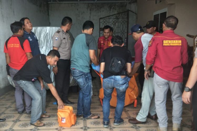 Polres Prabumulih ketika melakukan identifikasi dan mengevakuasi tiga korban yang diduga ditembak oleh Serka KC. Kasus ini diduga disebabkan masala tang-piutang.(ISTIMEWA)