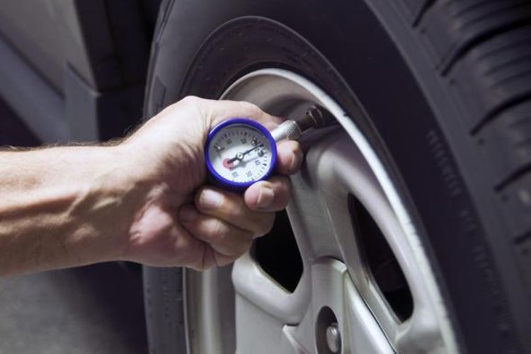 Perhatikan isi garasi, khususnya mobil Anda. Periksa tekanan udara ban mobil Anda dan sesuaikan dengan ketentuan yang biasa diletakkan di pintu mobil. Ban dengan isi yang ideal mampu menghemat penggunaan bahan bakar.