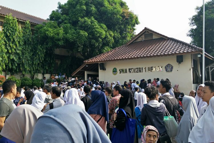 Suasana membludak di SMAN 1 Depok, Jalan Nusantara, Depok, Senin (17/6/2019).