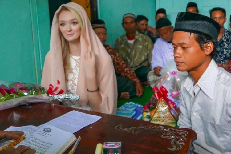 Pernikahan Nur Khamid (26), seorang pria asal Dusun Gaten, Desa Ketunggeng, Kecamatan Dukun, Kabupaten Magelang, Jawa Tengah, dengan seorang wanita asal Inggris bernama Polly Alexandrea Robinson (21) tengah menjadi perbincangan hangat di media sosial.