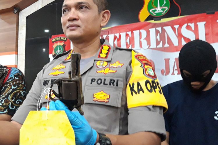 Kapolres Metro Jakarta Timur Kombes Pol Ady Wibowo saat memegang barang bukti kasus pencurian kendaraan bermotor, Jumat (22/2/2019)