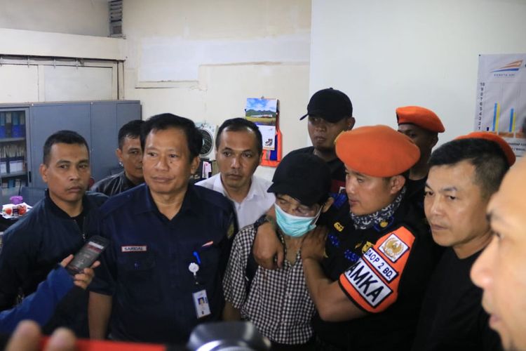 Pencuri tas penumpang di kereta Lodaya relasi Bandung-Solo Balapan ditangkap petugas, Senin (6/5/2019). Aksi pencuri pada 24 April 2019 itu terekam CCTV. Potongan rekaman CCTV tersebut menyebar di media sosial Facebook dan sempat viral di grup WhatsApp. 