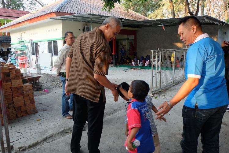 Gubernur Jawa Tengah Ganjar Pranowo berkunjung ke Yayasan Lentera di Surakarta, Jawa Tengah untuk bermain bersama anak dengan HIV/AIDS, Selasa (23/7/2019)