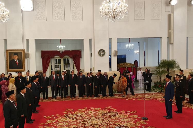 Presiden Joko Widodo memberikan tanda kehormatan kepada sejumlah tokoh yang dianggap sudah banyak berjasa di Indonesia. Pemberian tanda kehormatan berlangsung di Istana Negara, Jakarta, Senin (15/8/2019). 