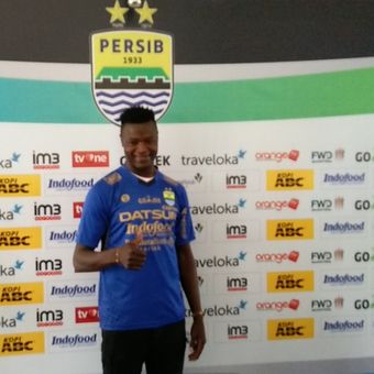 Pemain baru Persib Ezechiel NDouassel saat diperkenalkan manajemen klub kepada awak media di Graha Persib, Jalan Sulanja, Selasa (8/8/2017)