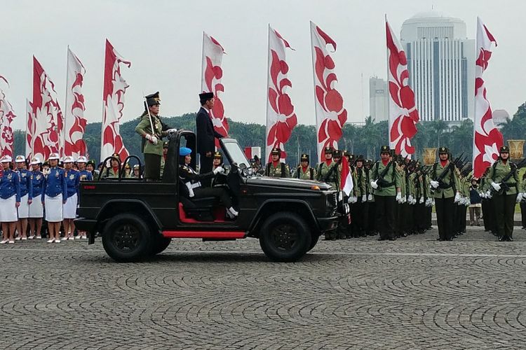 Presiden Joko Widodo menghadiri apel bersama wanita TNI, Polwan dan segenap wanita komponen bangsa di Silang Monas, Jakarta, Rabu (25/4/2018). 