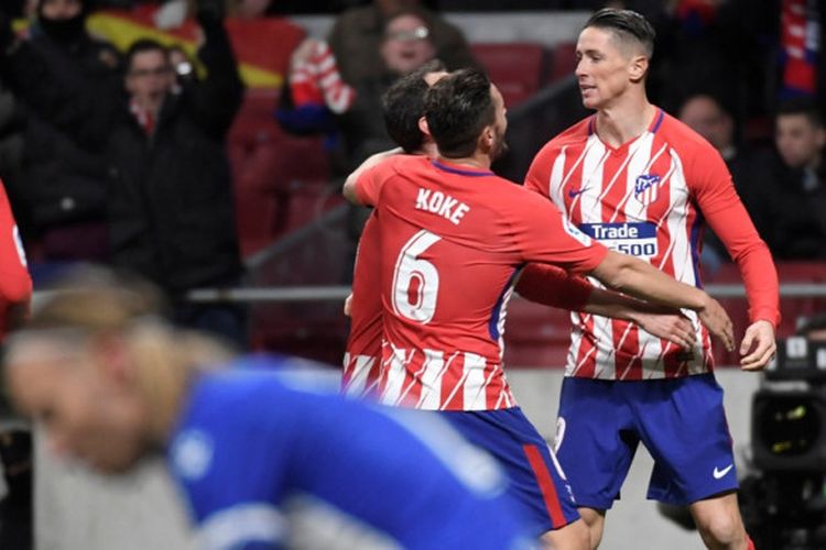 Penyerang Atletico Madrid, Fernando Torres, melakukan selebrasi setelah mencetak gol ke gawang Deportivo Alaves pada laga lanjutan Liga Spanyol di Stadion Wanda Metropolitano, Sabtu (16/12/2017) waktu setempat.