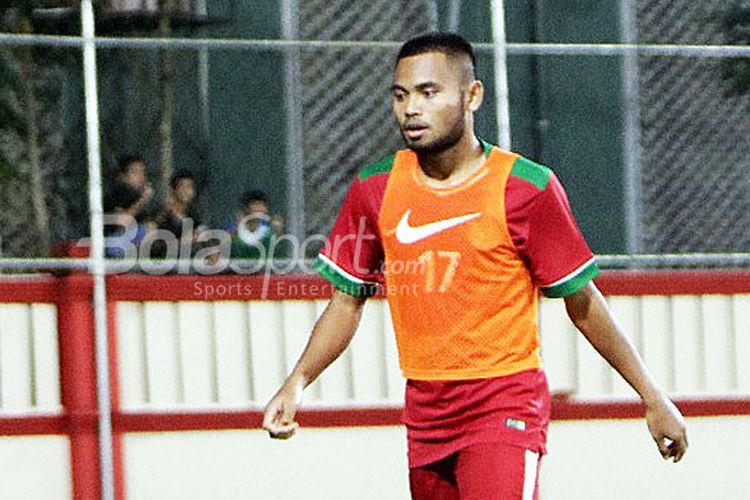 Pemain sayap Timnas U-23 Indonesia, Saddil Ramdani, melakukan pemanasan saat hendak diturunkan dalam laga uji coba melawan Timnas U-23 Thailand di Stadion PTIK, Jakarta, Kamis (31/5/2018).
