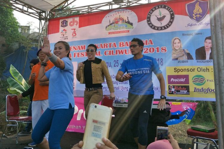 Bakal calon wakil presiden Sandiaga Uno senam bersama warga dalam Festival Ciliwung, Sabtu (25/8/2018). 