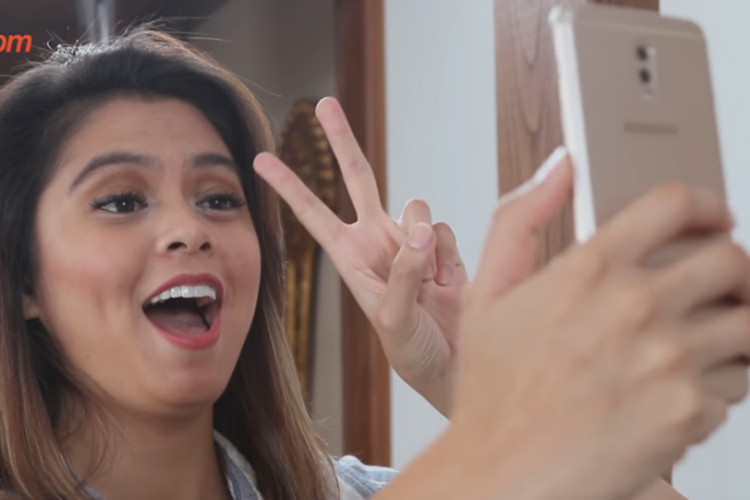 Selegram Rani Ramadhany melakukan selfie menggunakan smartphone Samsung Galaxy J7+.