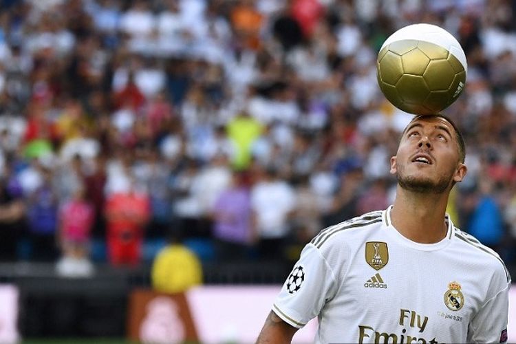 Pesepak bola Belgia, Eden Hazard, bermain dengan bola saat presentasi resminya sebagai pemain baru Real Madrid CF di Stadion Santiago Bernabeu di Madrid pada 13 Juni 2019. 