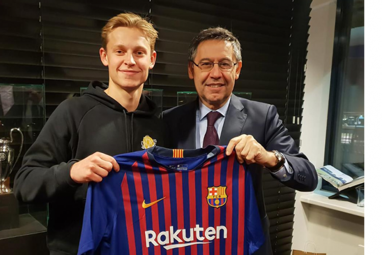 Presiden Barcelona, Josep Maria Bartomeu, memamerkan jersey timnya untuk pemain baru yang dibeli dari Ajax Amsterdam, Frenkie De Jong, 23 Januari 2019.  