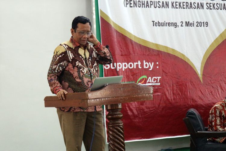 Pakar hukum tata negara, Mahfud MD, saat menjadi pembicara dalam Seminar Membahas RUU Penghapusan Kekerasan Seksual (PKS), di Pesantren Tebuireng Jombang Jawa Timur, Kamis (2/5/2019).             