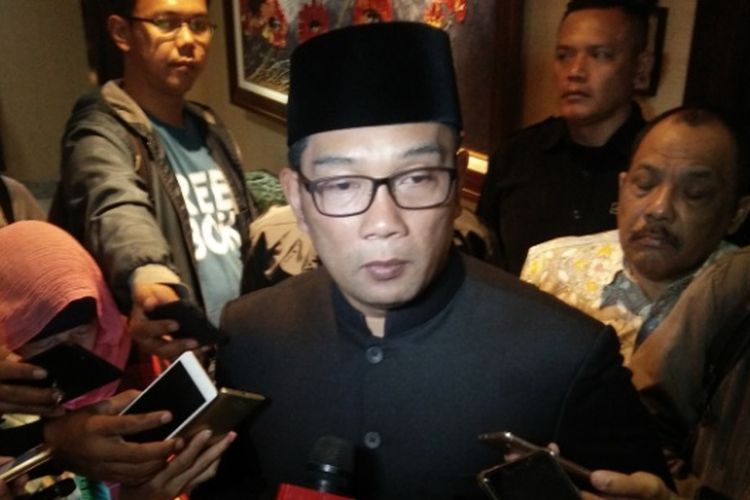 Gubernur Jabar terpilih Ridwan Kamil saat diwawancarai wartawan usai memperkenalkan tim optimasi dan sinkronisasi di Hotel Papandayan, Bandung, Kamis (26/7/2018)