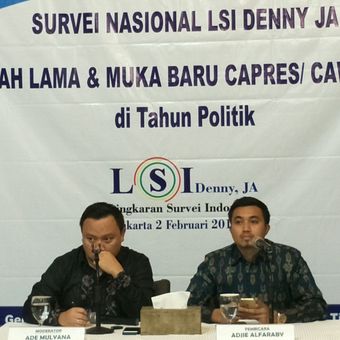 Peneliti Lingkaran Survei Indonesia (LSI) Denny JA Ajdjie Alfarabi (kanan) saat memaparkan hasil survei lembaganya di kantor LSI Denny JA, Jakarta, Jumat (2/2/2018). 