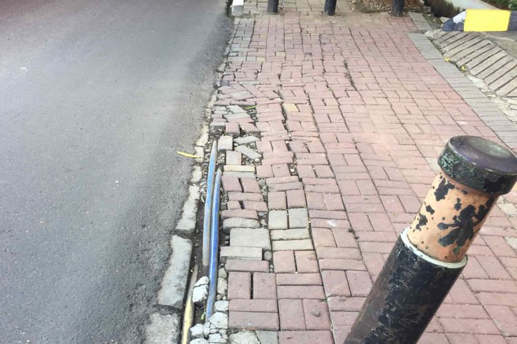 Sejumlah kabel dan pipa utilitas ditemukan di gorong-gorong Jalan Rasuna Said, Jakarta Selatan.  Tak hanya merusak keindahan kota, semrawutnya penataan utilitas tersebut disinyalir  mengakibatkan kawasan tersebut terendam banjir, Jumat (15/12/2017). 