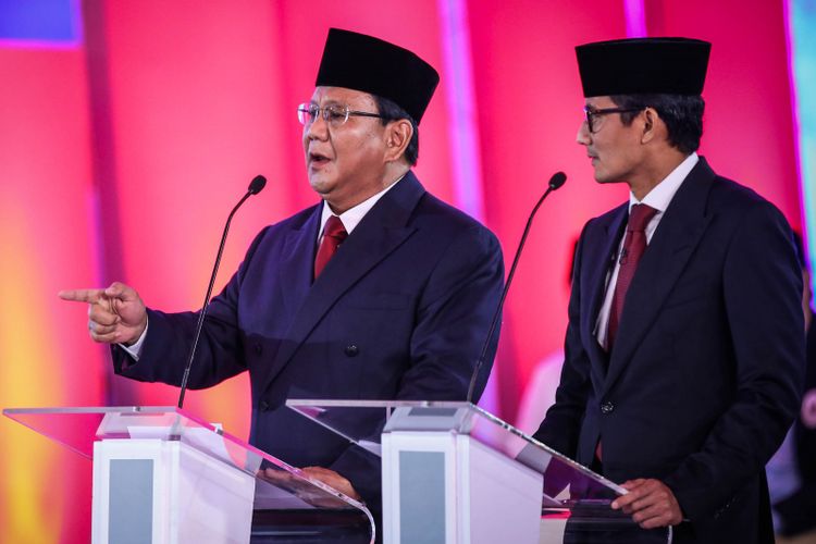 Pasangan calon presiden dan wakil presiden nomor urut 2, Prabowo Subianto dan Sandiaga Uno memberikan penjelasan saat debat pilpres pertama di Hotel Bidakara, Jakarta Selatan, Kamis (17/1/2019). Tema debat pilpres pertama yaitu mengangkat isu Hukum, HAM, Korupsi, dan Terorisme.