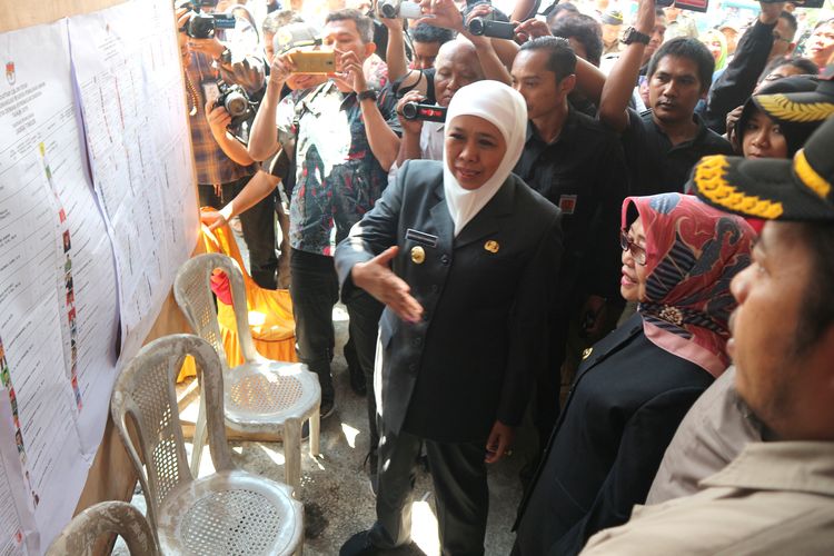 Gubernur Jawa Timur Khofifah Indar Parawansa (kiri), didampingi Bupati Jombang Mundjidah Wahab (kanan), saat melakukan pemantauan ke TPS 08 di Desa Pesantren Kecamatan Tembelang Kabupaten Jombang, Rabu (17/4/2019) pagi.          