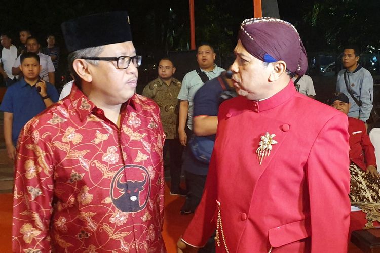 Sekjen DPP PDI-P Hasto Kristiyanto saat menghadiri acara wayangan yang digelar untuk mensyukuri kemenangan Jokowi-Maruf di Tugu Proklamasi, Jakarta, Sabtu (20/7/2019).