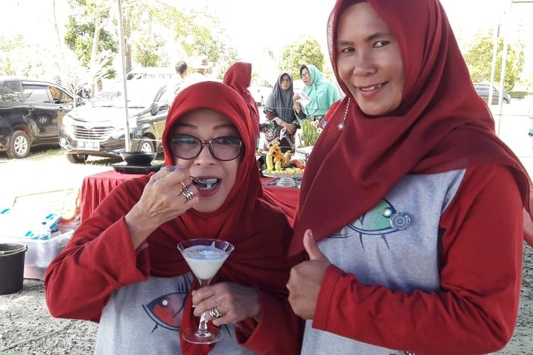 Pengunjung saat mencoba es krim berbahan tulang ikan di Koba, Bangka Tengah, Kamis (5/9/2019).