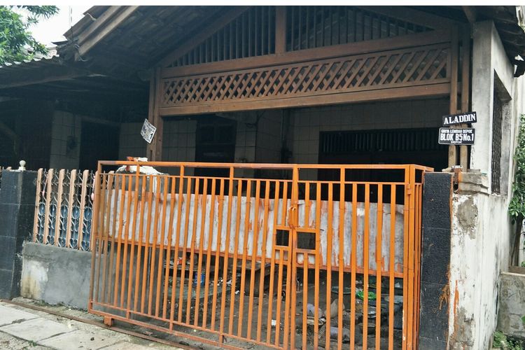 Rumah korban, SM, di Perumahan Griya Permai, Depok, Senin (13/5/2019). SM ditemukan membusuk di dalam rumahnya. 