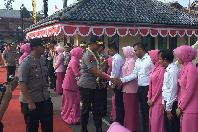 Kapolda Jabar, Irjen Rudy Sufahriadi disambut personel Polres Ciamis saat tiba di Mapolres, Rabu sore (26/6/2019).