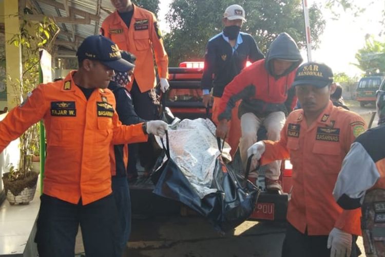 Nelayan korban perahu terbalik atas nama Seno (28) ditemukan di pantai belakang RSPC Cilacap, Jawa Tengah, Kamis (19/9/2019).