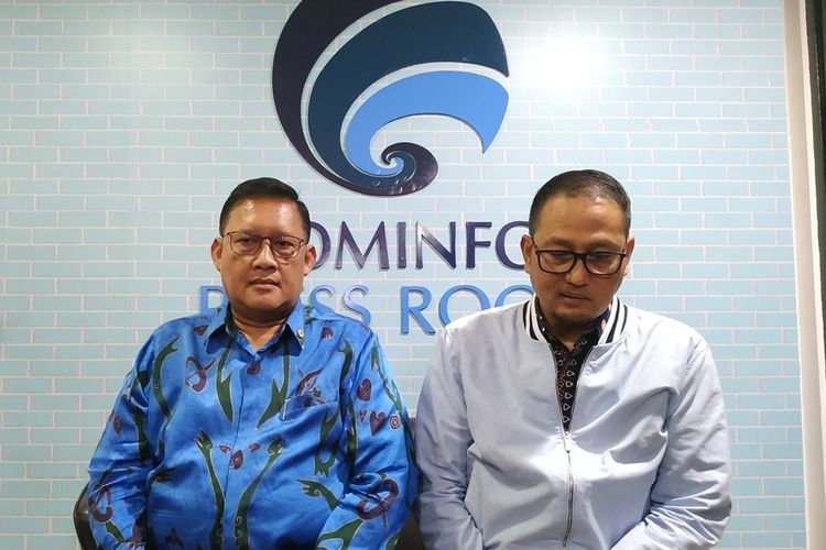 Managing Director Lion Air Group Daniel Putut Kuncoro Adi (kiri) memberikan penjelasan Terkait adanya dugaan kebocoran data penumpang Malindo Air di Gedung Kementerian Kominfo, Jakarta, Kamis (19/9/2019).