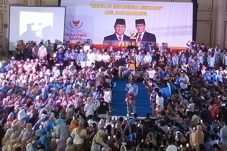 Calon Wakil Presiden nomor urut 02 Sandiaga Salahudin Uno ketika menghadiri kampanye akbar di Palembang, Sumatera Selatan, Jumat (12/4/2019).