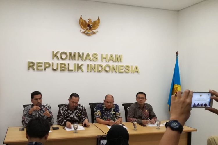 Komisioner Pemantauan dan Penyelidikan Komnas HAM Amiruddin (paling kiri) di Kantor Komnas HAM, Jakarta, Kamis (4/4/2019)