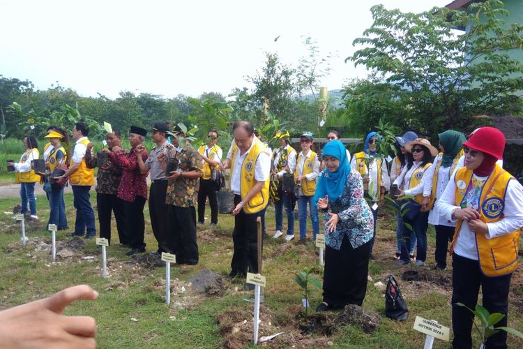 Menanam Pohon Untuk Pewarna Batik alami di Sekitar Rest Area Gubug Gede, Gedangsari, Gunungkidul, Kamis (25/4/2019)