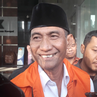 Bupati Kudus Muhammad Tamzil memberikan keterangan kepada wartawan saat meninggalkan Gedung KPK setelah diperiksa, Sabtu (27/7/2019)