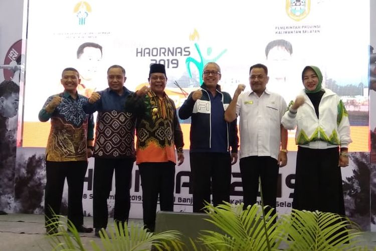 Gubernur Kalimantan Selatan, Sahbirin Noor (ketiga dari kiri) dan Deputi Kemenpora, Raden Isnanta (ketiga dari kanan), membuka Gebyar Haornas 2019 di Banjarmasin, Jumat (6/9/2019). 