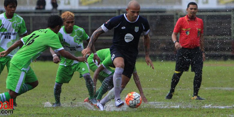 Aksi Ivan Carlos (dua dari kanan), saat memperkuat Persela menghadapi PS Sumbawa Barat.