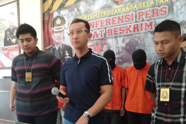Kasatreskrim Polres Metro Jakarta Selatan, Komisaris Andi Sinjaya Ghalib, di Mapolres Metro Jakarta Selatan, Sabtu (18/5/2019), saat memberi keterangan kepada pers tentang kasus pencurian sepeda motor.