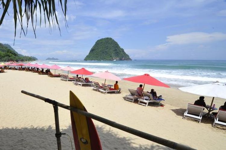 Pantai Pulau Merah di Pesanggaran, Kabupaten Banyuwangi, Jawa Timur.