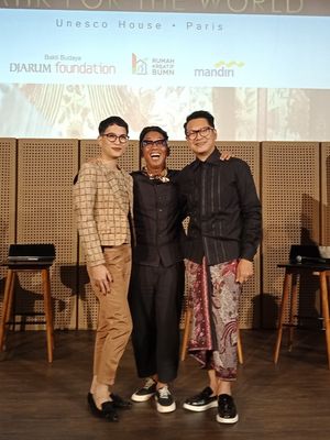 Tiga desainer yang akan membawa kain batik ke markas UNESCO di Paris, Prancis, Juni 2018, Oscar Lawalata, Edward Hutabarat dan Denny Wirawan (paling kiri ke kanan) seusai konferensi pers, Selasa (8/5/2018).