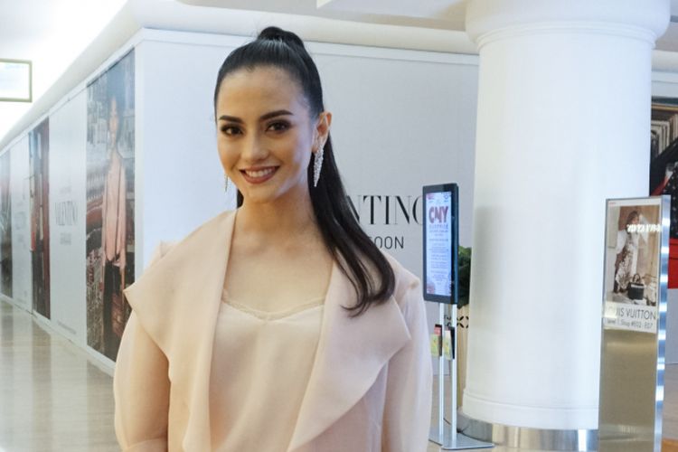 Artis sinetron Ririn Ekawati saat diabadikan di Plaza Indonesia, Tanah Abang, Jakarta Pusat, Jumat (2/2/2018). 