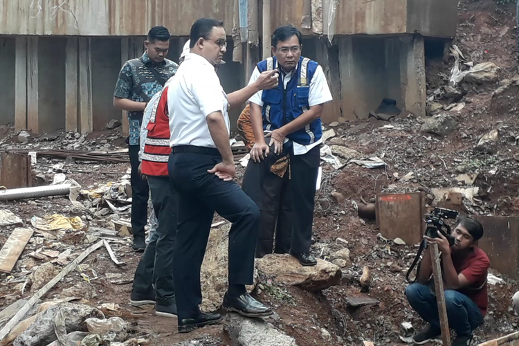 Gubernur DKI Jakarta Anies Baswedan menginspeksi proyek LRT Jabodebek di kawasan Cawang, Kamis (4/4/2019).