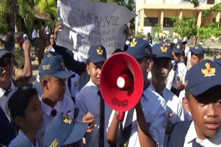 Guru dan siswa SMPN 1 Polewali Mandar sulawesi barat menggelar aksi unjuk rasa menuntut Kepala sekolah mereka mundur dari jabatannya karena alasan yang bersangkuitan tidak cakap memimpin. 