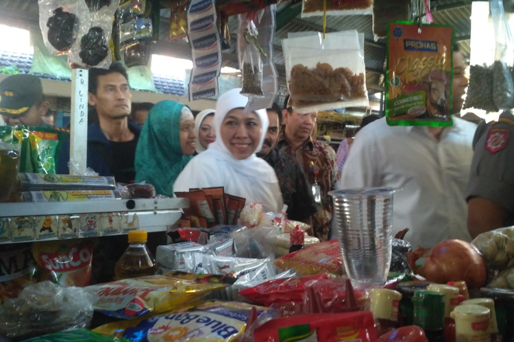 Gubernur Jawa Timur Khofifah Indar Parawansa saat sidak harga sembako di Pasar Pahing Kota Kediri, Jawa Timur, Jumat (3/5/2019).