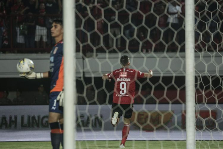 Striker Bali United, Ilija Spasojevic, merayakan gol pertama ke gawang Borneo FC. 