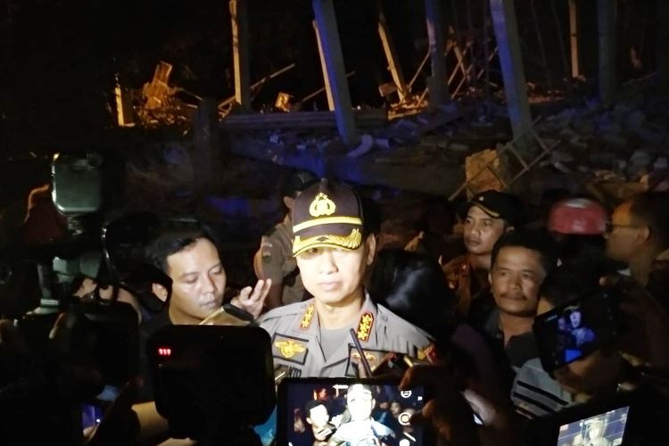 Kapolrestabes Medan Kombes Dadang Hartanto memastikan tidak ada korban jiwa di reruntuhan cafe yang berada di Jalan Ringroad Medan, Senin (8/4/2019) 