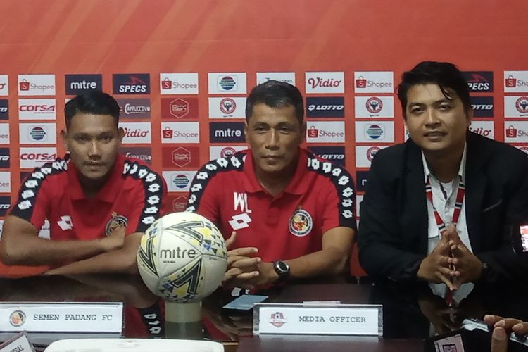 Tim Semen Padang jumpa pers jelang lawan Persela Lamongan. Pelatih Semen Padang, Weliansyah (tengah).