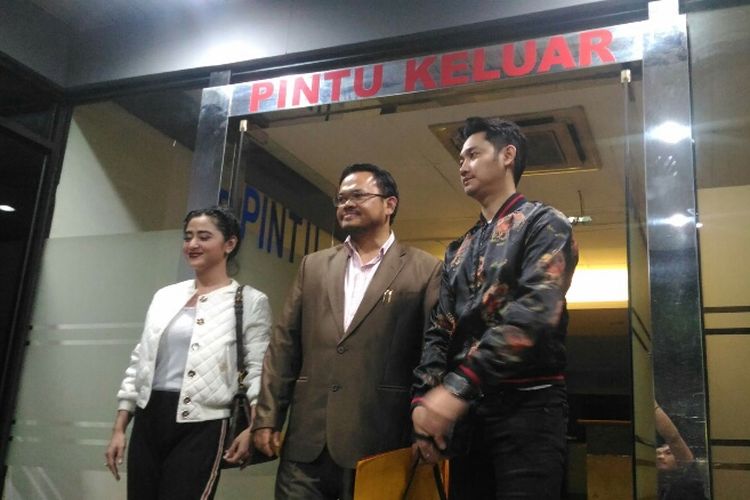 Penyanyi dangdut Dewi Perssik setelah melakukan pelaporan di SPKT Polda Metro Jaya, Senin (4/12/2017) malam.