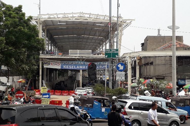 Lapak pedagang Jati Baru, Tanah Abang, Jakarta Pusat  berpindah ke trotoar dan membuat trotoar menjadi padat pada Minggu (14/10/2018). Mereka berpindah ke trotoar karena tenda tempat berdagang dihilangkan untuk dibangun skybridge Tanah Abang. 