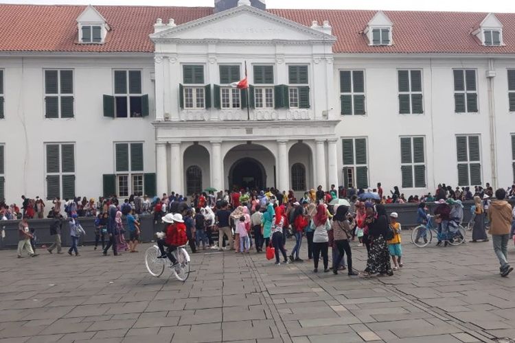 Sejumlah pengunjung memadati kawasan Taman Fatahillah, Kota Tua, Tamansari, Jakarta Barat pada libur Natal Selasa (25/12/2018).
